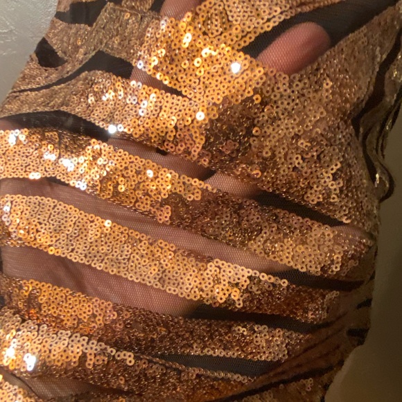 LAVISH Geometric Copper/Black Sequin Top - Picture 7 of 16